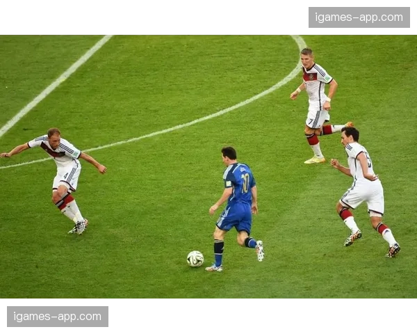 圣西罗球场响起嘘声，莱奥8射0正状态低迷引发球迷不满